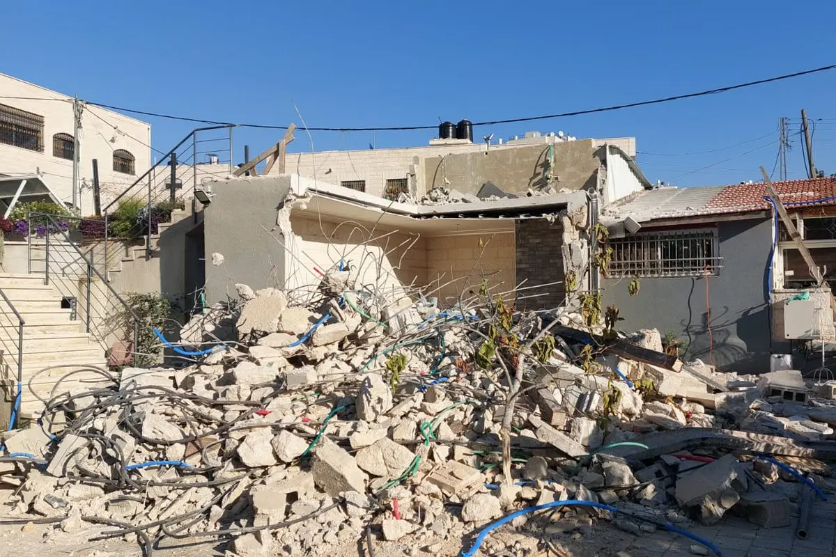 الاحتلال يجبر مواطنة على هدم منزلها في القدس